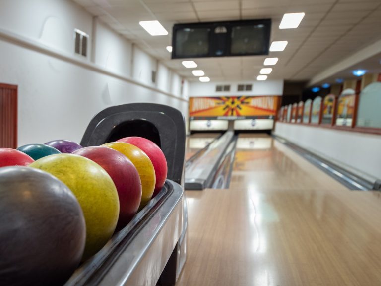 Bowlingozás a Barátság Hotelben